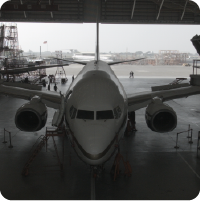 停機坪上的民航飛機正面視角，展示飛機發動機與駕駛艙外觀
